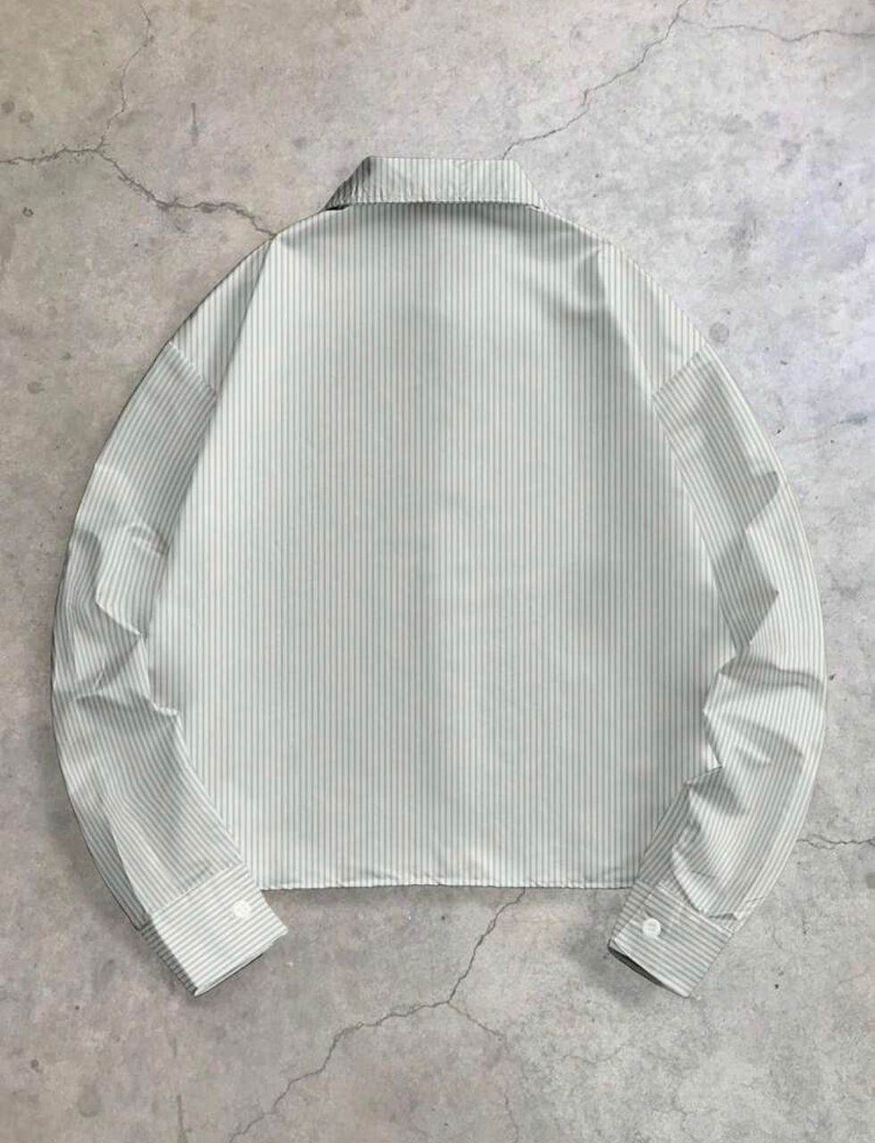 Chemise à manches longues oversize croptop avec motifs gravés