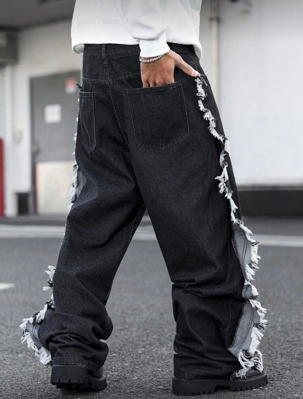 Pant Jeans noir avec motif sur les flans.